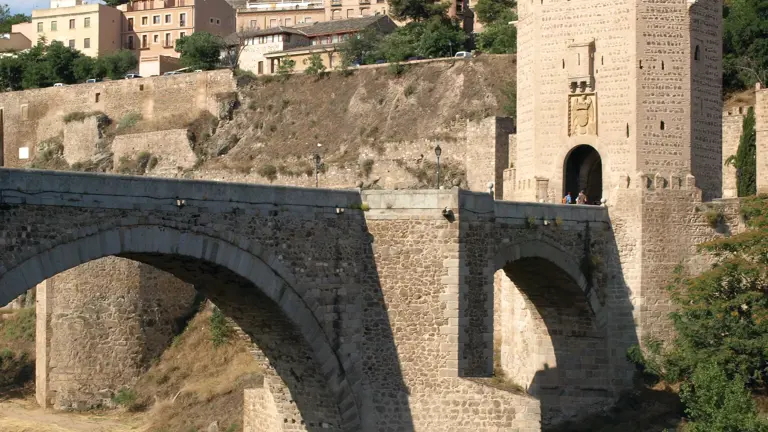 The walled hilltop city of Toledo rising above the River Tagus, the Alcázar and cathedral spire dominating the skyline